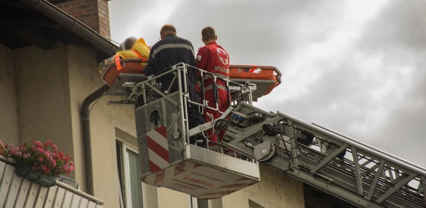 Florianis retten Frau mit Drehleiter vom Balkon