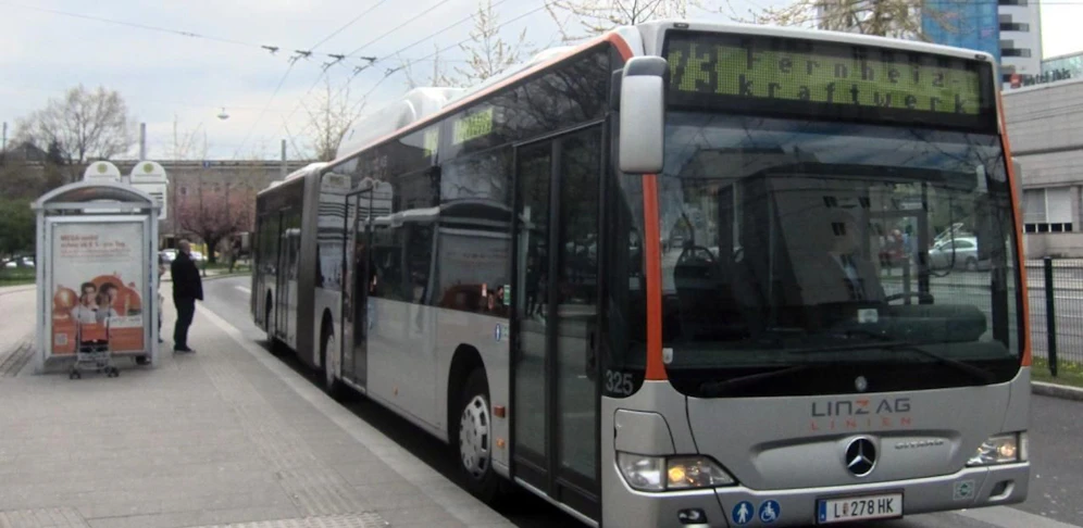 In  einem Bus der Linz Linien wurde eine Trennscheibe zerstört.