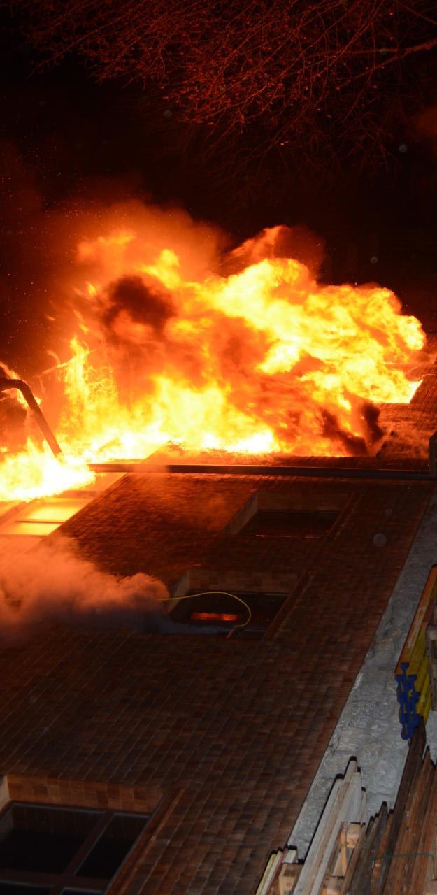 Heute.at - Großeinsatz der Feuerwehr wegen Tischlerei-Brand