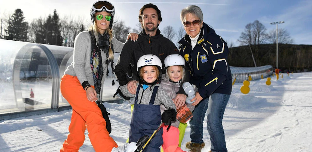 Sportlandesrätin Petra Bohuslav stockt die Plätze für die Kids auf (credit: NLK/Pfeiffer).  