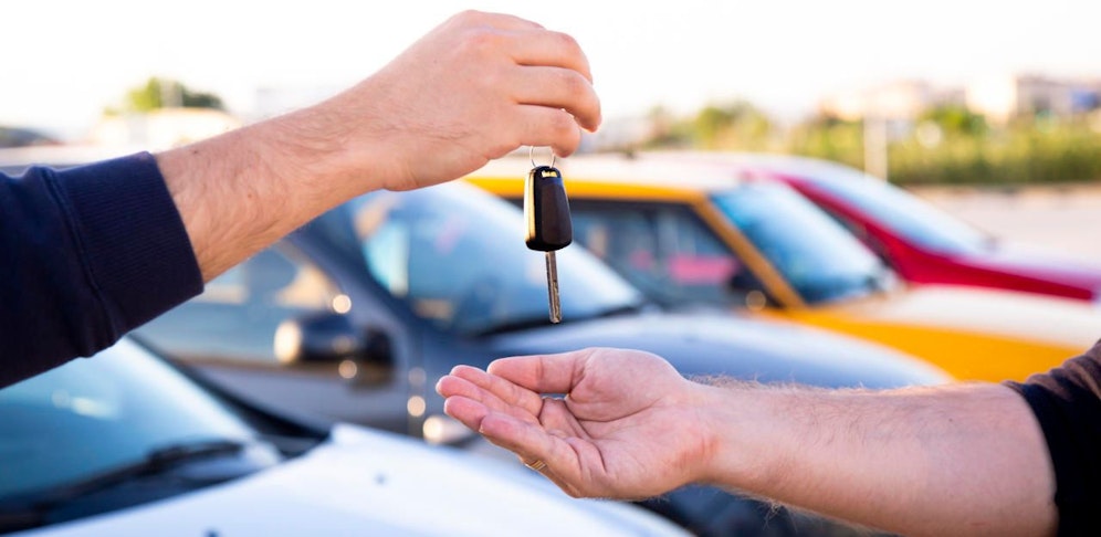 Symbolfoto einer Schlüsselübergabe.