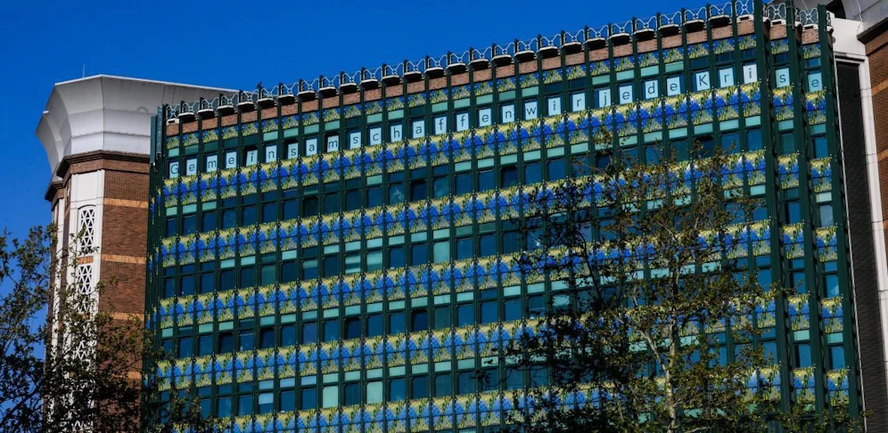 "Gemeinsam schaffen wir jede Krise" steht heute in den Fenstern des Klimaministeriums.