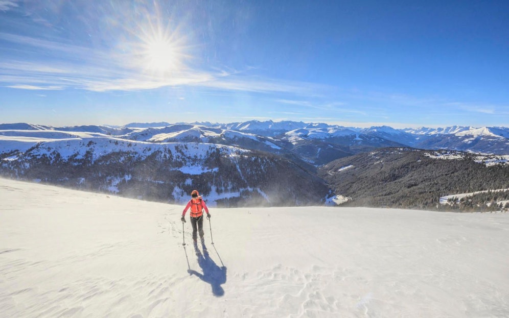 Eine Seniorin unterwegs in den Nockbergen im Salzburger Lungau. Symbolbild