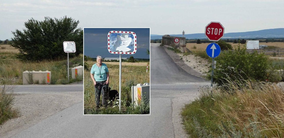 Dagmar Moravek mit ihrem Hund beim kaputten Spiegel.