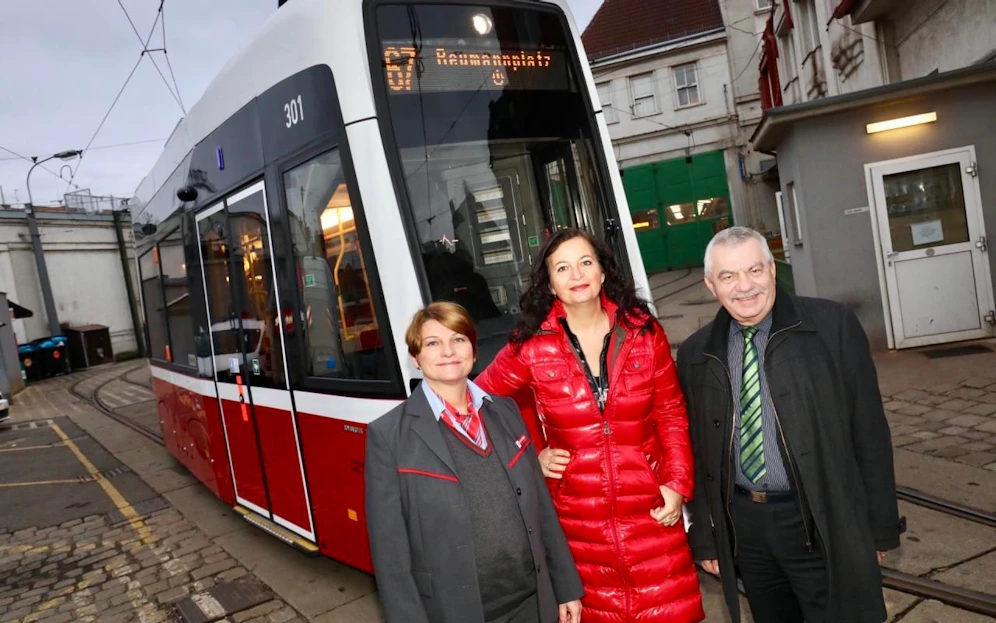 Seit heute ist der Flexity offiziell im Fahrgastbetrieb. Bim-Fahrerin Daniela Sighardt, Stadträtin Ulli Sima und Wiener-Linien-Geschäftsführer Günter Steinbauer freuen sich (v.l.n.r.) (c) PID/Fürthner