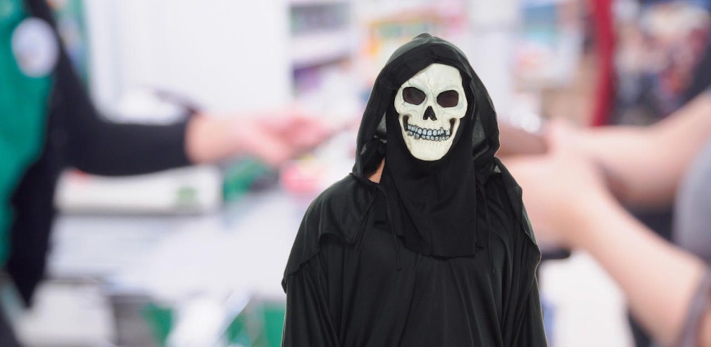 Der 31-Jährige kam mit Totenkopfmaske und Umhang.