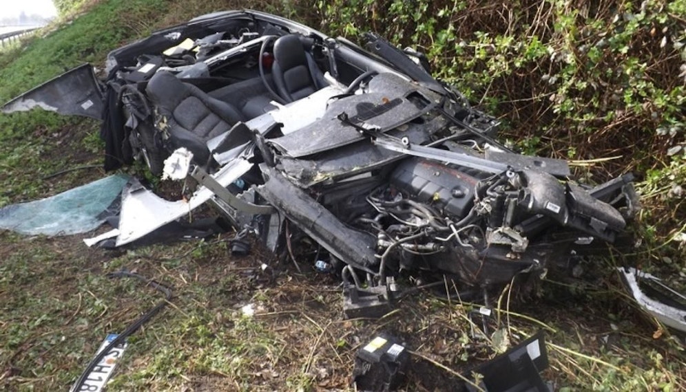 Der Sportwagen wurde bei dem Unfall regelrecht zerrissen