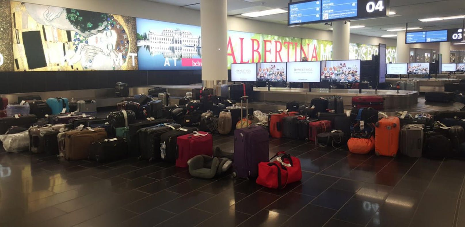 Koffer und Reisetaschen bei der Gepäckabholung