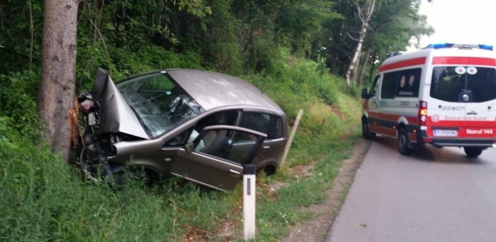 Heftiger Unfall: Auto kracht frontal gegen Baum