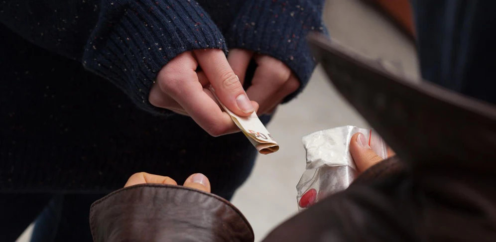 Ein Dealer bedrängte sogar Jugendliche seine Drogen zu konsumieren.