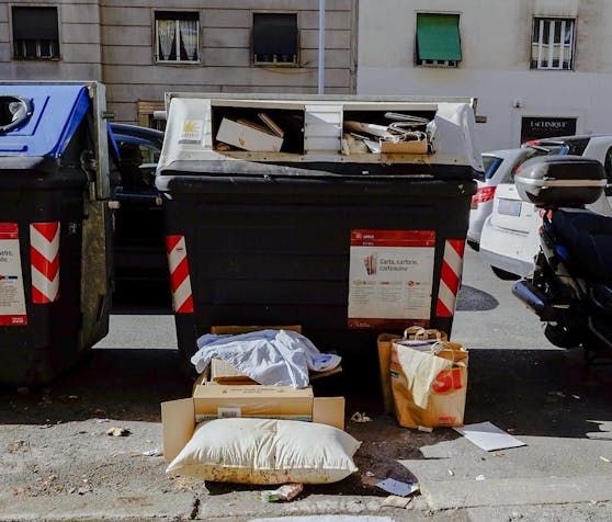 Eine Frau fand ein angetrenntes paar Frauenbeine in einem Abfallcontainer in der italienischen Hauptstadt Rom.
