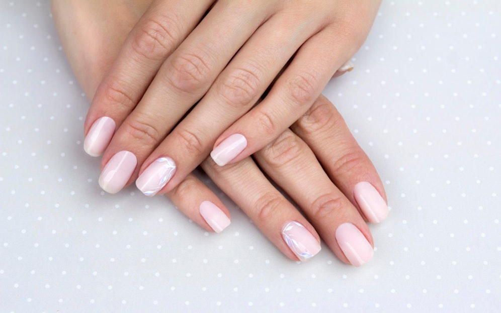 Bei dem neuesten Nagel-Trend werden die Nägel gepudert. 
