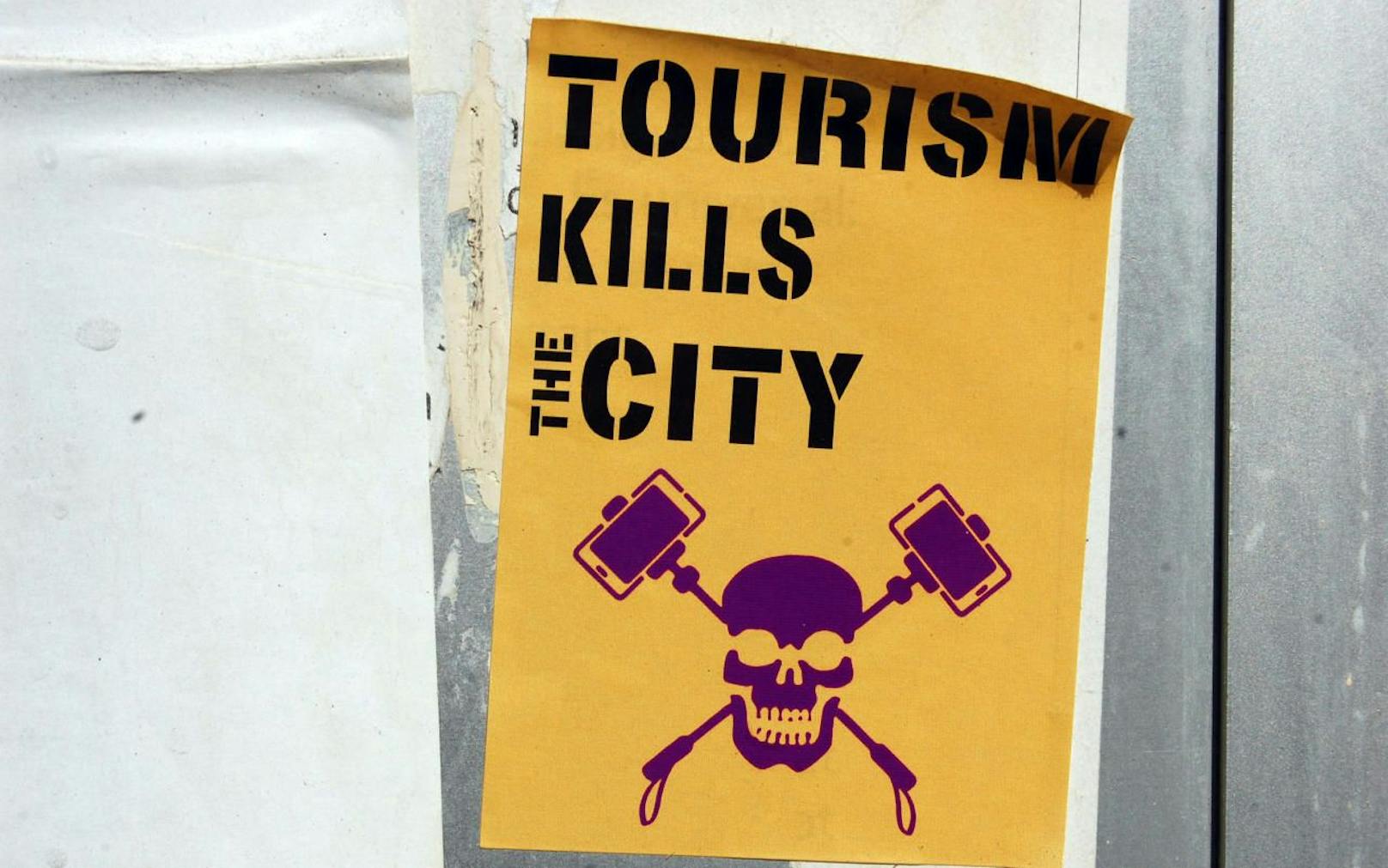 Mit Protest-Stickern und Plakaten wie &quot;Tourism kills the city&quot; (Tourismus tötet die Stadt) kämpfen Einheimische in Palma gegen den Massentourismus auf Mallorca. 