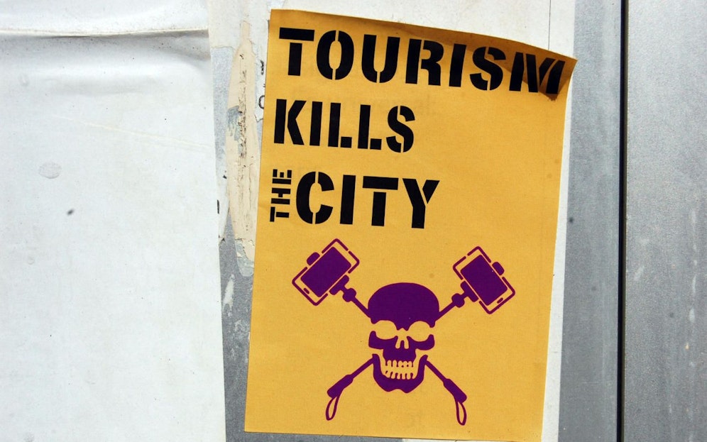 Mit Protest-Stickern und Plakaten wie "Tourism kills the city" (Tourismus tötet die Stadt) kämpfen Einheimische in Palma gegen den Massentourismus auf Mallorca. 