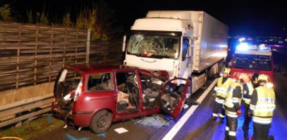 Der Wagen wurde beim Umfall komplett zerstört.