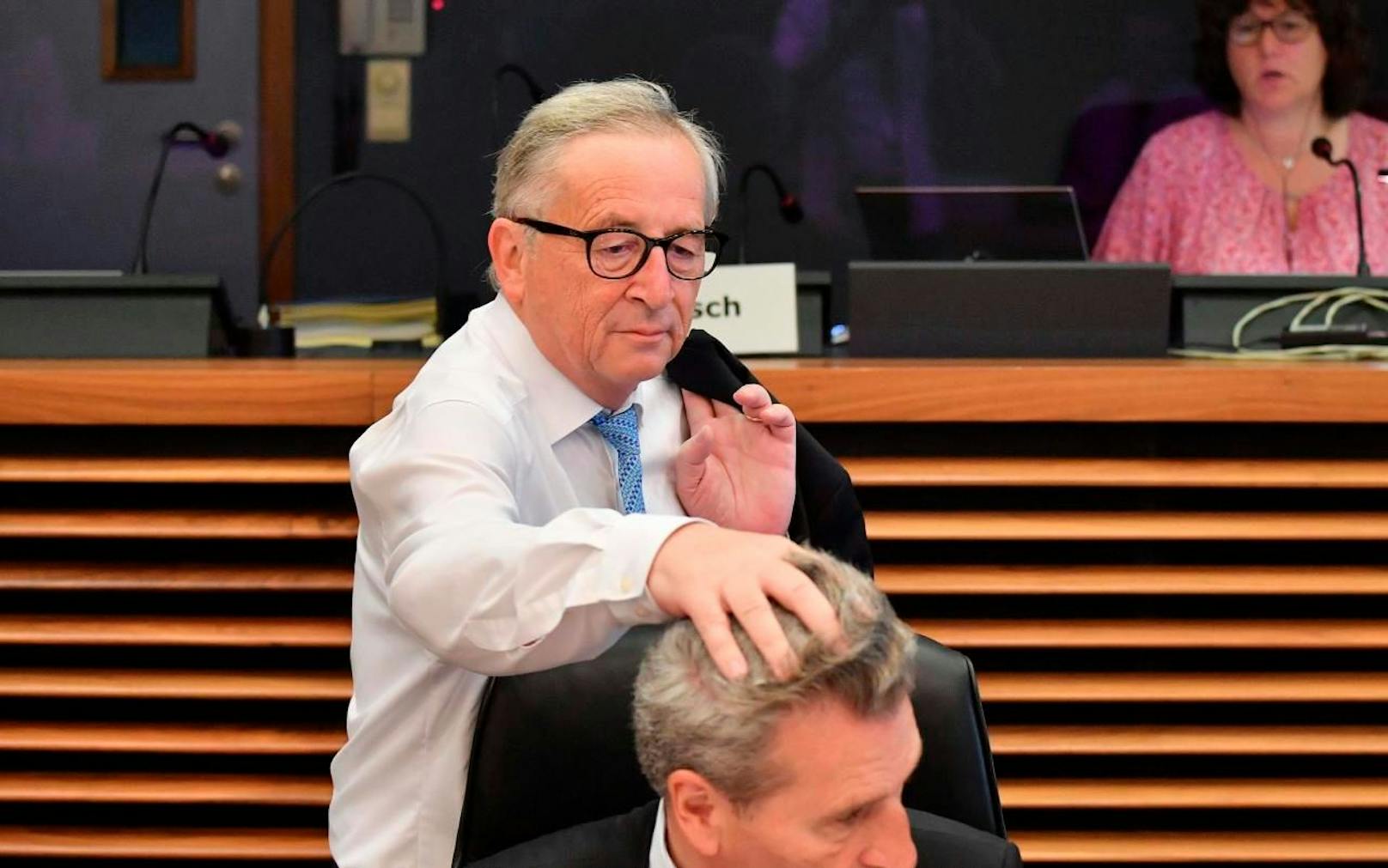 Nur gut drauf oder doch mehr? Jean-Claude Juncker zerstrubbelt das Haar von EU-Kommissar Günther Oettinger. 