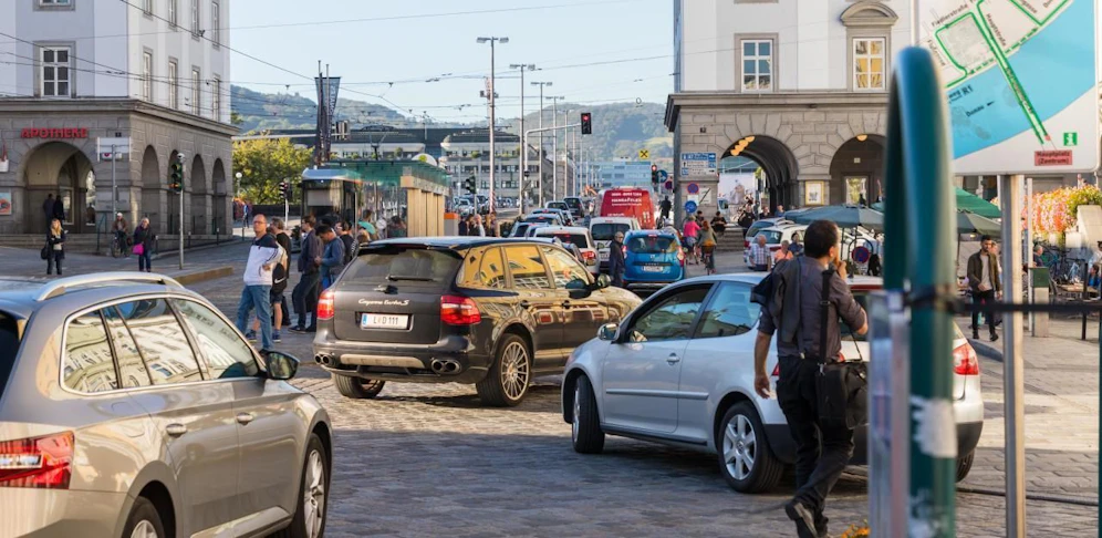 Aktuell kommt es an den Werktagen zu langen Staus am Hauptplatz.