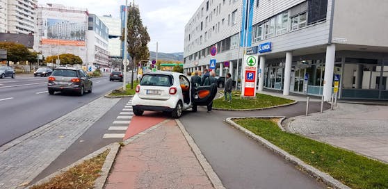 Für Riesen-Ärger sorgte dieser Autofahrer in Linz. Er parkte sein Auto quer über Geh- und Radweg, um eine Pizza zu holen.