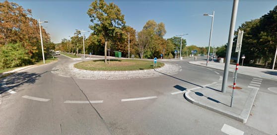 Dieser Kreisverkehr in der Prager Straße, Ecke Mayerweckstraße, wurde dem Alkolenker zum Verhängnis.