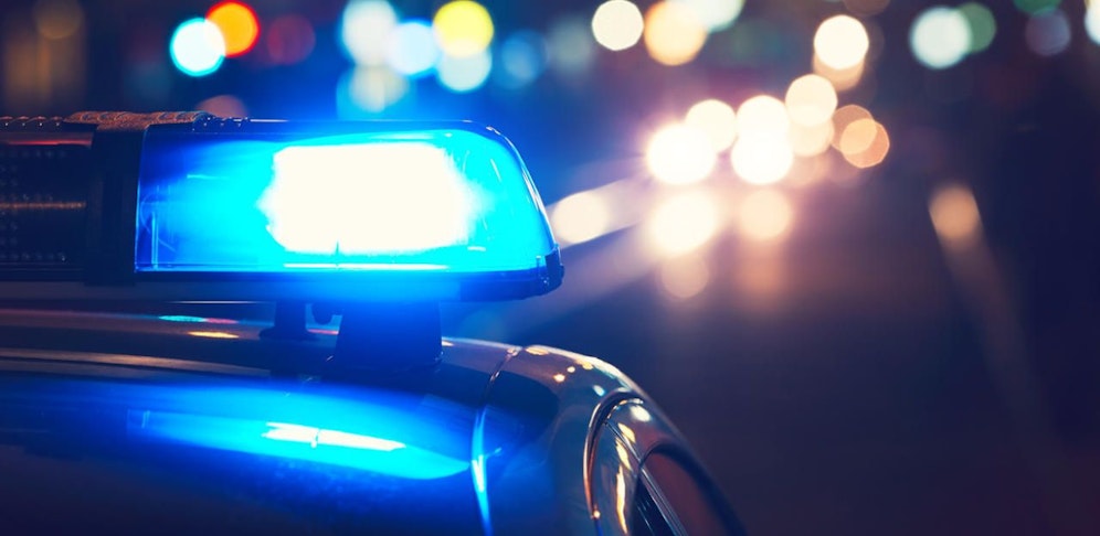 Der Polizeiwagen erwischte trotz Vollbremsung die Studentin und schleuderte sie auf die Fahrbahn. Symbolfoto