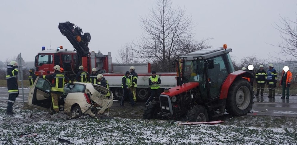 Die Feuerwehr kümmerte sich um die beiden Fahrzeuge. 