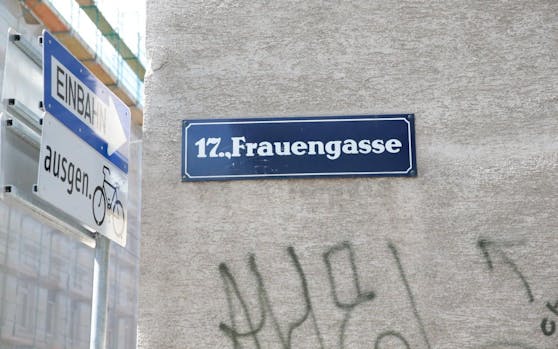 In der Frauengasse wurde eine 25-Jährige von einem Auto angefahren.