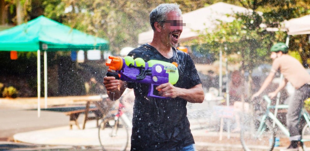 Der Mann pinkelte in die Wasserpistole und bespritzte damit den 15-Jährigen