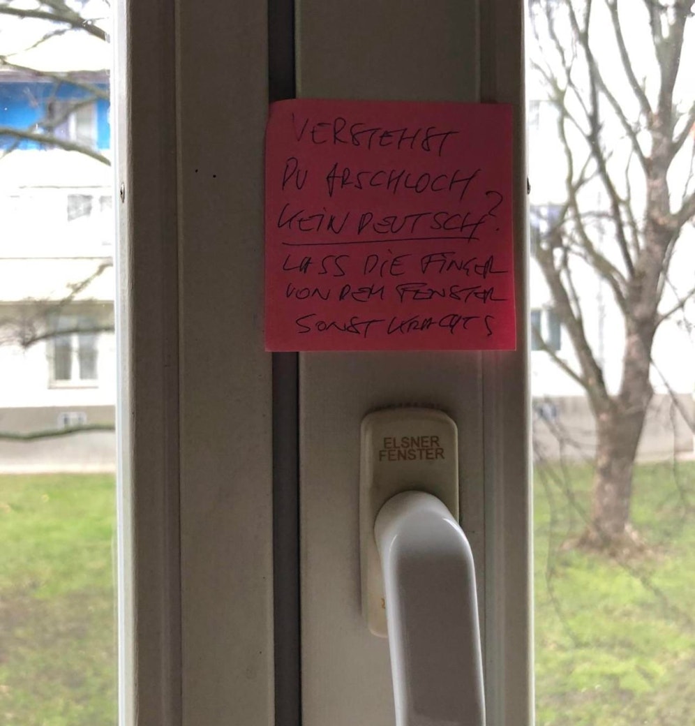 Dieses Stiegenhaus-Fenster sorgt in einem Wiener Gemeindebau für Streit unter Nachbarn 