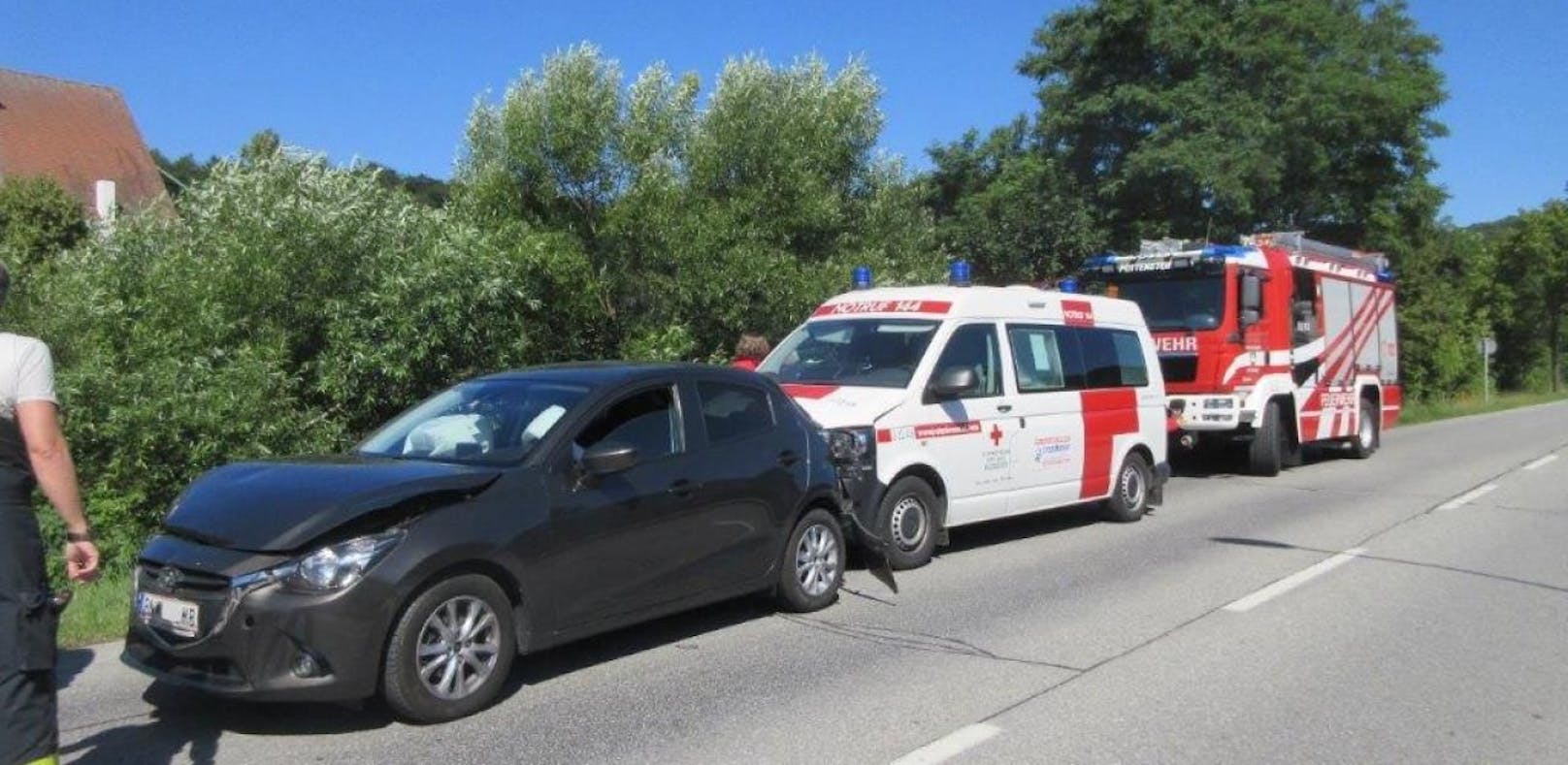 Rettungsauto in Unfall mit drei Fahrzeugen verwickelt