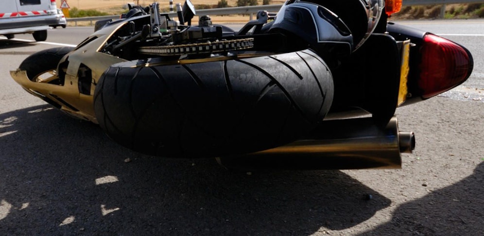 Der Biker verletzte sich beim Sturz schwer.