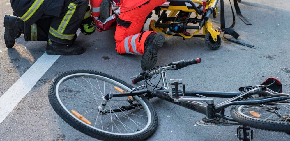 Der Radfahrer kam zu Sturz und verletzte sich schwer.