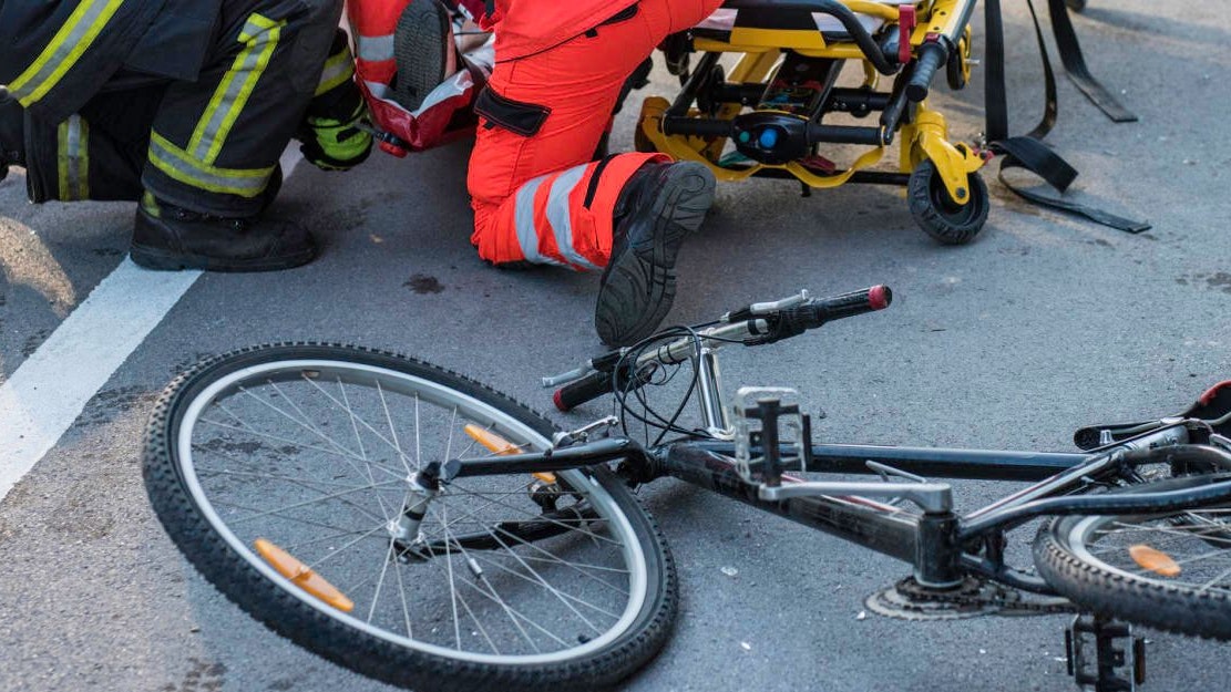 Heute.at - Autofahrer von Sonne geblendet – Kollision mit Radlerin