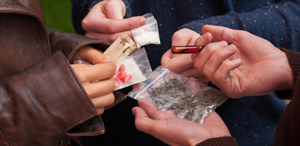 Der 23-Jährige soll Drogen an Kinder (13-18) verkauft haben.