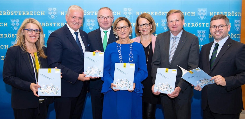 Hochschulstrategie Niederösterreich 2025 präsentiert: Landesrätin Ulrike Königsberger-Ludwig, LH-Stellvertreter Franz Schnabl, LH-Stellvertreter Stephan Pernkopf, Landeshauptfrau Johanna Mikl-Leitner, Landesrätin Christiane Teschl-Hofmeister, Landesrat Gottfried Waldhäusl und Landesrat Ludwig Schleritzko (v.l.).