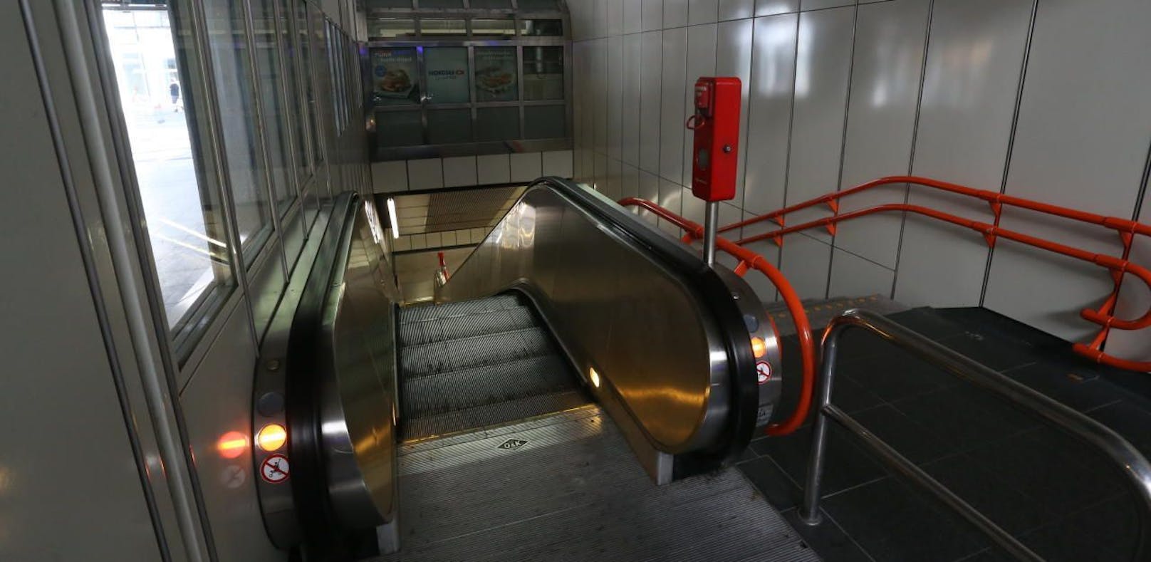Das zweite Opfer wurde auf der Rolltreppe der Station U3-Neubau sexuell genötigt. 