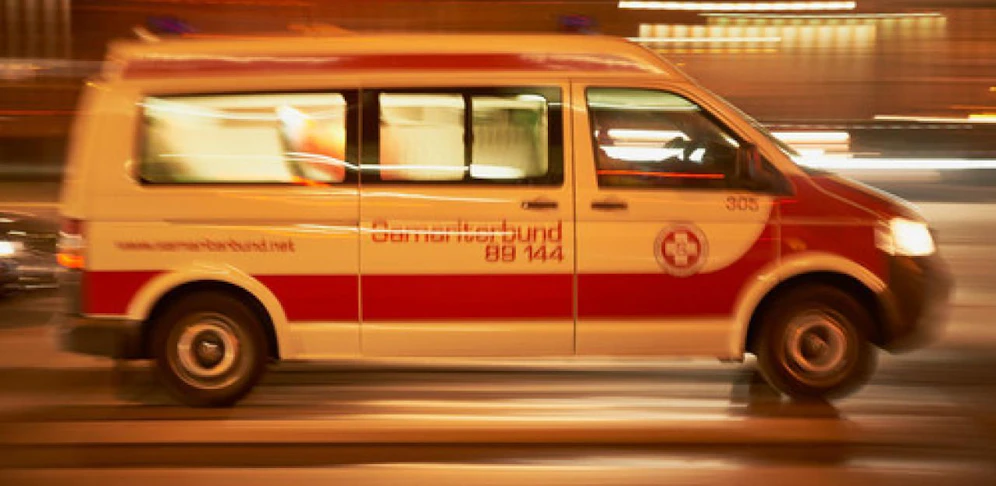Auf dem Weg zu einem Einsatz war ein Rettungsfahrzeug des Samariterbunds selbst in einen Unfall verwickelt.