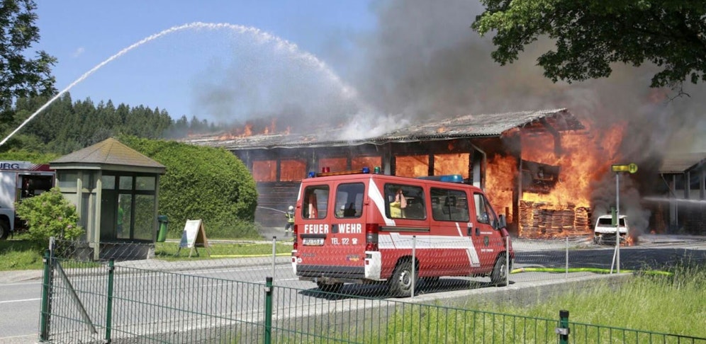 Das Sägewerk in Lengau steht in Vollbrand.