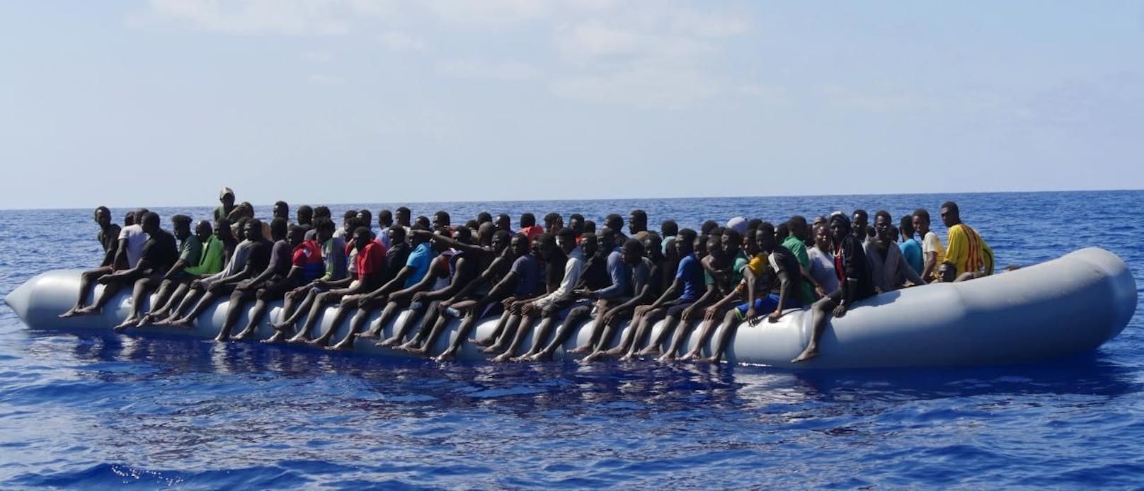 Drama: Kriegsschiff rammt Flüchtlingsboot!