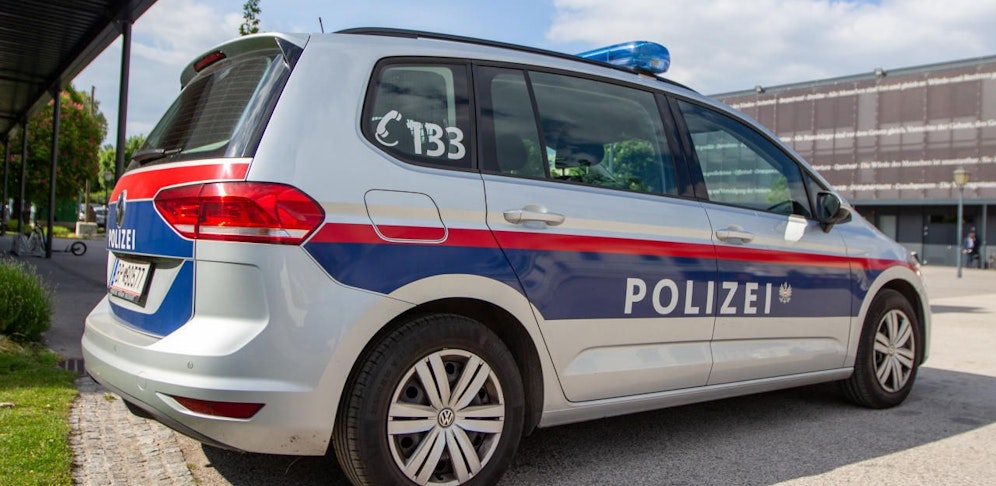 Ein 51-jähriger Lenker krachte betrunken in eine Polizeistreife. Sein Taferl, das er am Unfallort verlor, verriet den Fahrerflüchtigen später. (Symbolfoto).