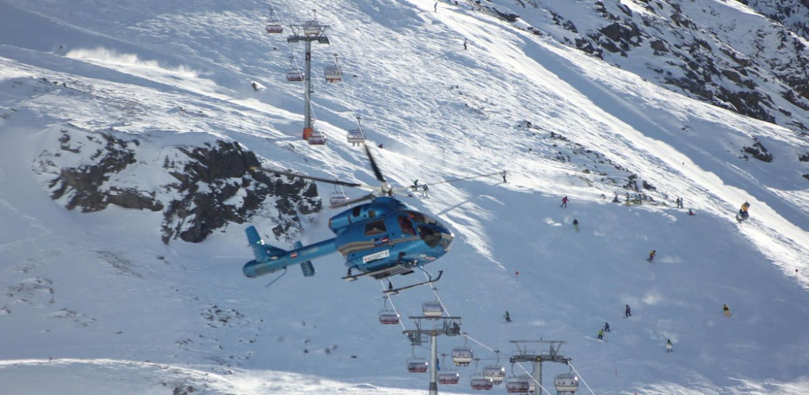 Snowboarder kollabiert bei Bergstation und stirbt