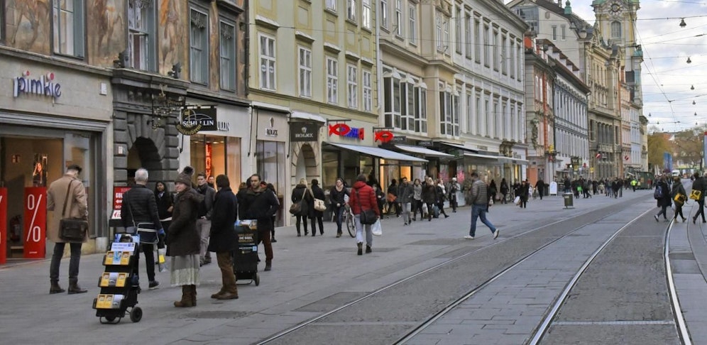 Zwei unbekannte Täter überfielen Dienstagfrüh ein Geschäft am Opernring. 