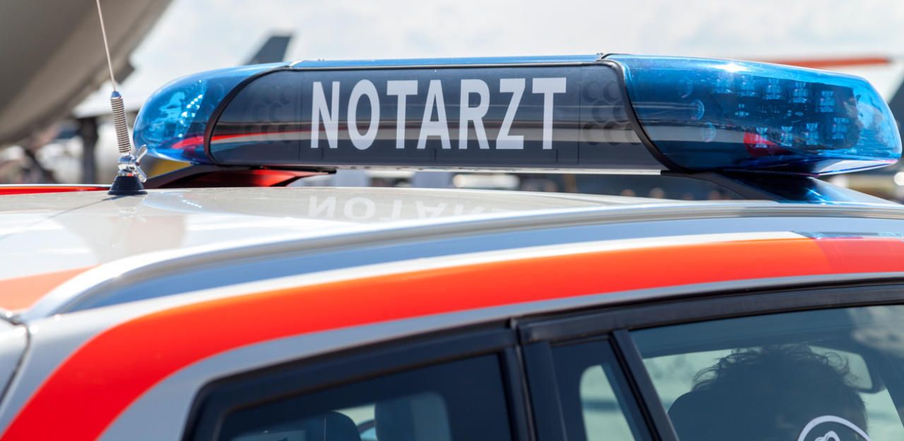 Heute.at - Pkw rast gegen Baum – drei Schwerverletzte