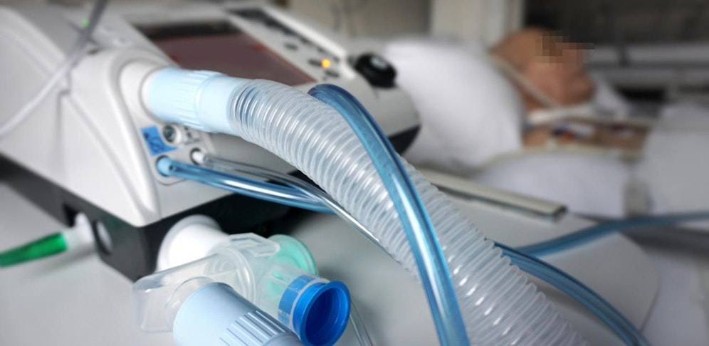 Die Frau zog ihrem Gatten den Schlauch aus dem Mund