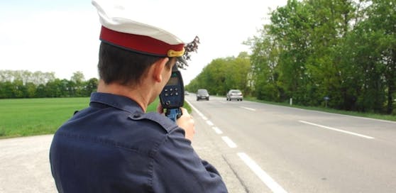Silberner Pkw von Pole wurde mit Laserpistole geblitzt: 185 km/h!