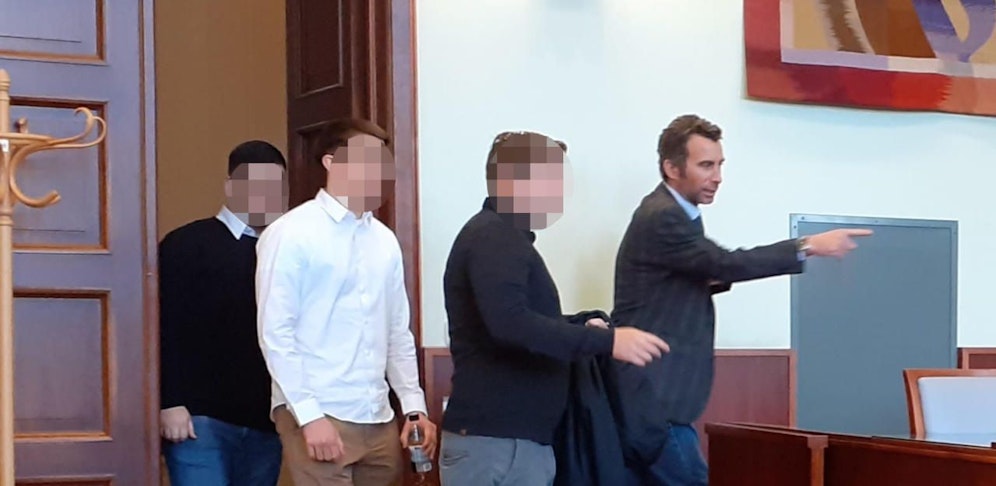 Die drei Angeklagten mit Anwalt Winkler.