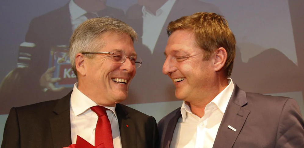 Der Kärntner Landeshauptmann Peter Kaiser und Villachs Bürgermeister Günther Albel (R.) während des Wahlkampfauftaktes der SPÖ Kärnten am Mittwoch, 24. Jänner 2018, in Villach.