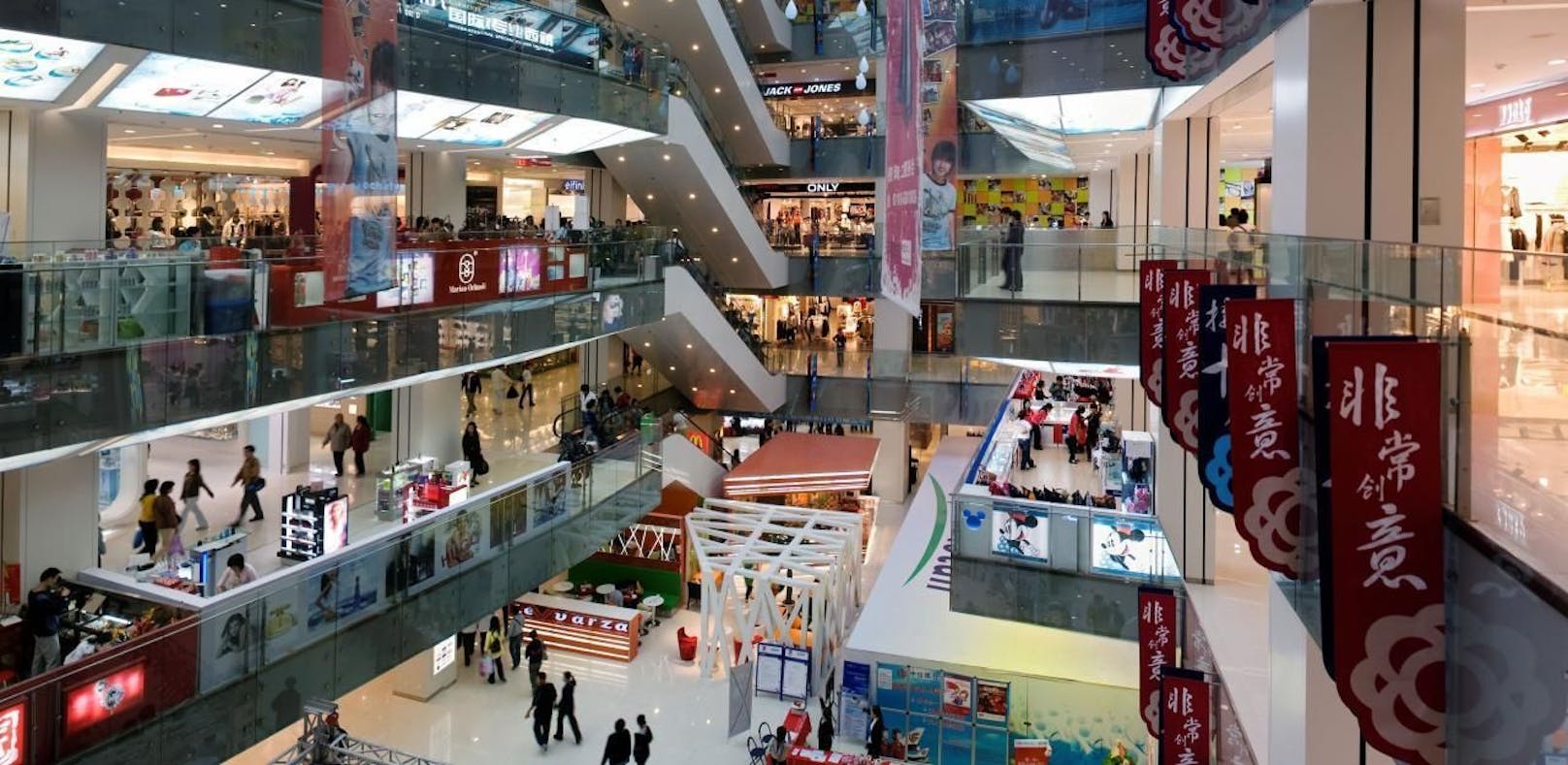 In einer Shopping Mall im Herzen von Peking griff ein Mann mehrere Menschen mit einem Messer an.