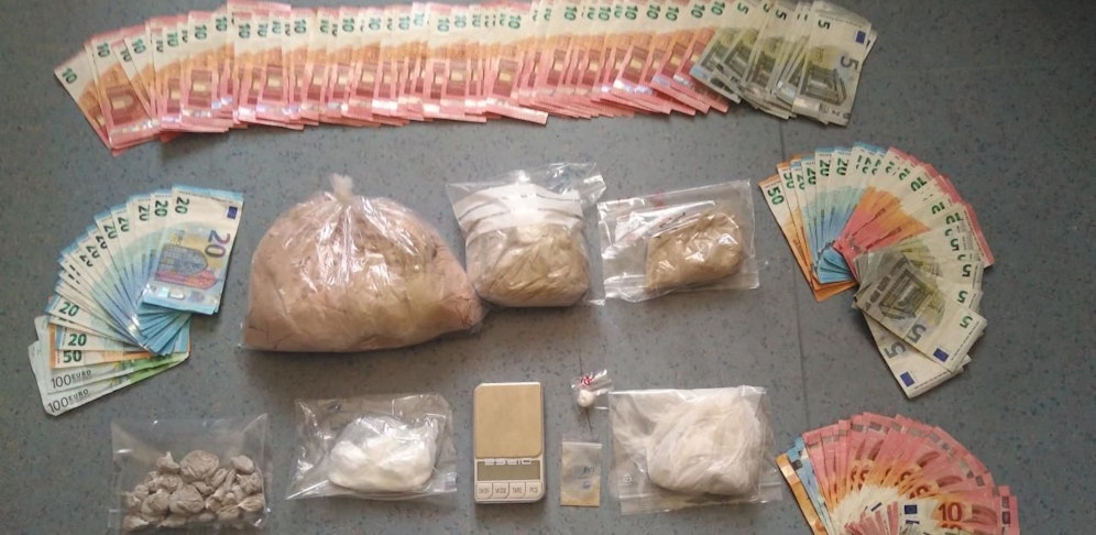 Die sichergestellten Drogen und das Bargeld.