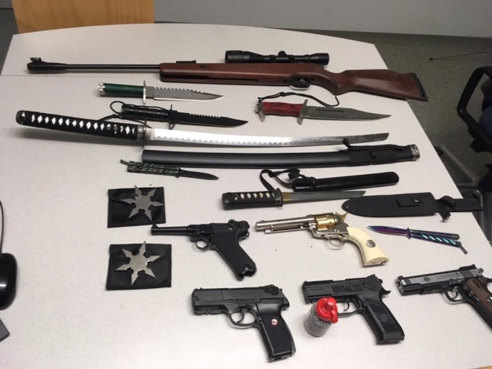 Ein Mitbewohner hatte zwei Butterflymesser, drei Kampfmesser, zwei Schwerter, zwei Wurfsterne, ein Luftdruckgewehr, zwei CO2-Pistolen und einen CO2-Revolver inklusive Munition gebunkert.