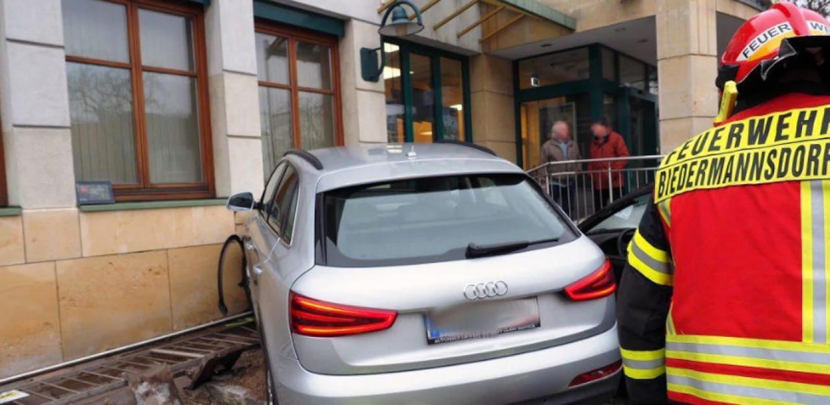 Audi erfasst Passantin, kracht in Bankfiliale